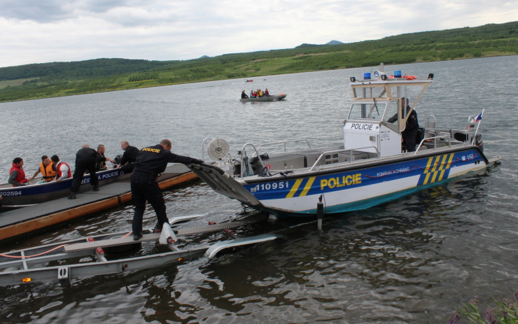 Tisíce lidí otevřely v sobotu Jezero Milada. Foto: Petr Sochůrek